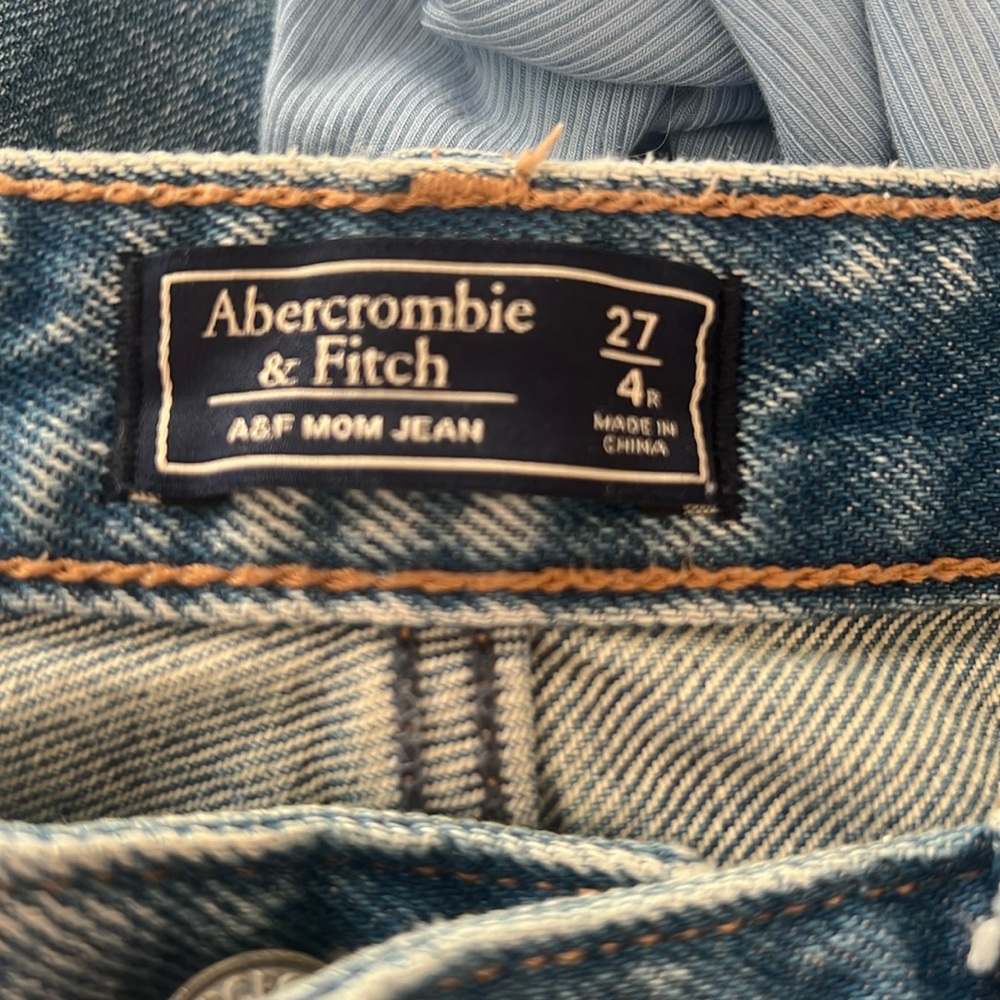 Abercrombie and fitch mom jeans size 27
With holes
